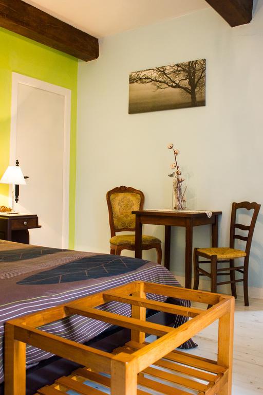 Aux Ronzieres Bed and Breakfast Pouilly-sous-Charlieu Δωμάτιο φωτογραφία